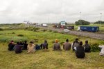 7779248427_calais-des-migrants-attendent-l-opportunite-de-pouvoir-penetrer-dans-le-tunnel-sous...jpg