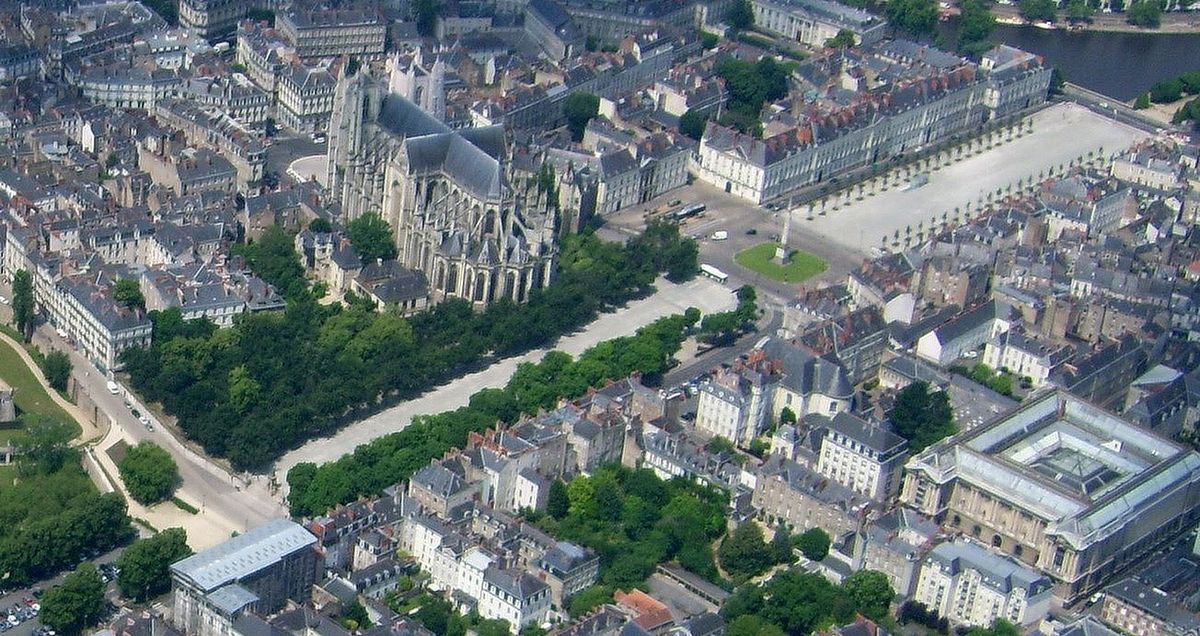 1200px-Nantes_aérien_cours_st_pierre.JPG