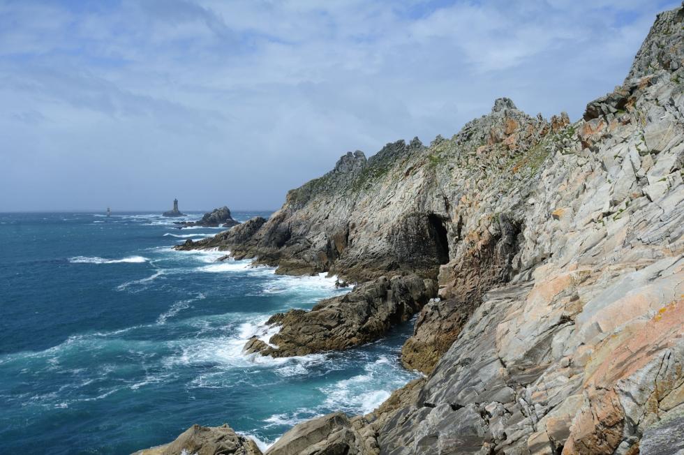 2000_la_pointe_du_raz_et_au_loin_le_phare_de_la_vieilleccrtb_le_gal_yannick_30-12-2020_1.jpg