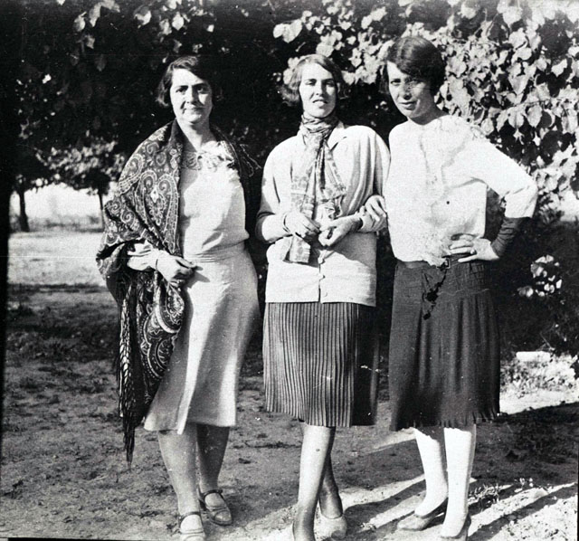 Afghan_women_in_1927.jpg