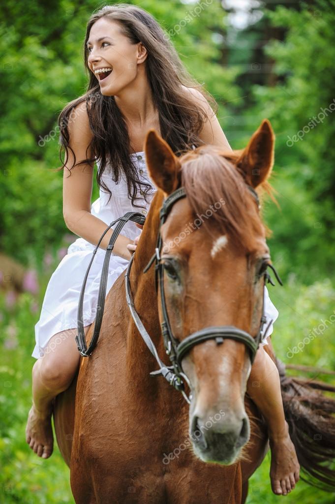 depositphotos_82959374-stockafbeelding-mooie-vrouw-paardrijden-paard.jpg