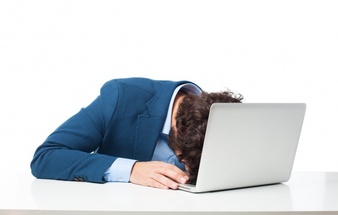 dormir-executif-sur-son-ordinateur-portable_1154-404.jpg