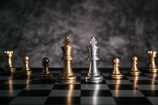 echecs-or-argent-jeu-echecs-pour-concept-leadership-metaphore-entreprise_1150-19586.jpg