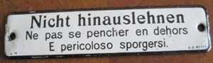 emailschild-nicht-hinauslehnen.jpg