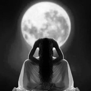 femme-lune-nb.jpg