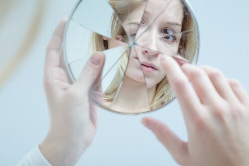 femme-qui-se-regarde-dans-un-miroir.jpg