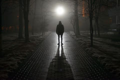 homme-seul-dans-le-brouillard-la-nuit-37933543.jpg