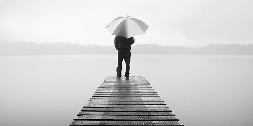 homme-tenant-parapluie-jetee-au-bord-lac-tranquille_53876-144450.jpg