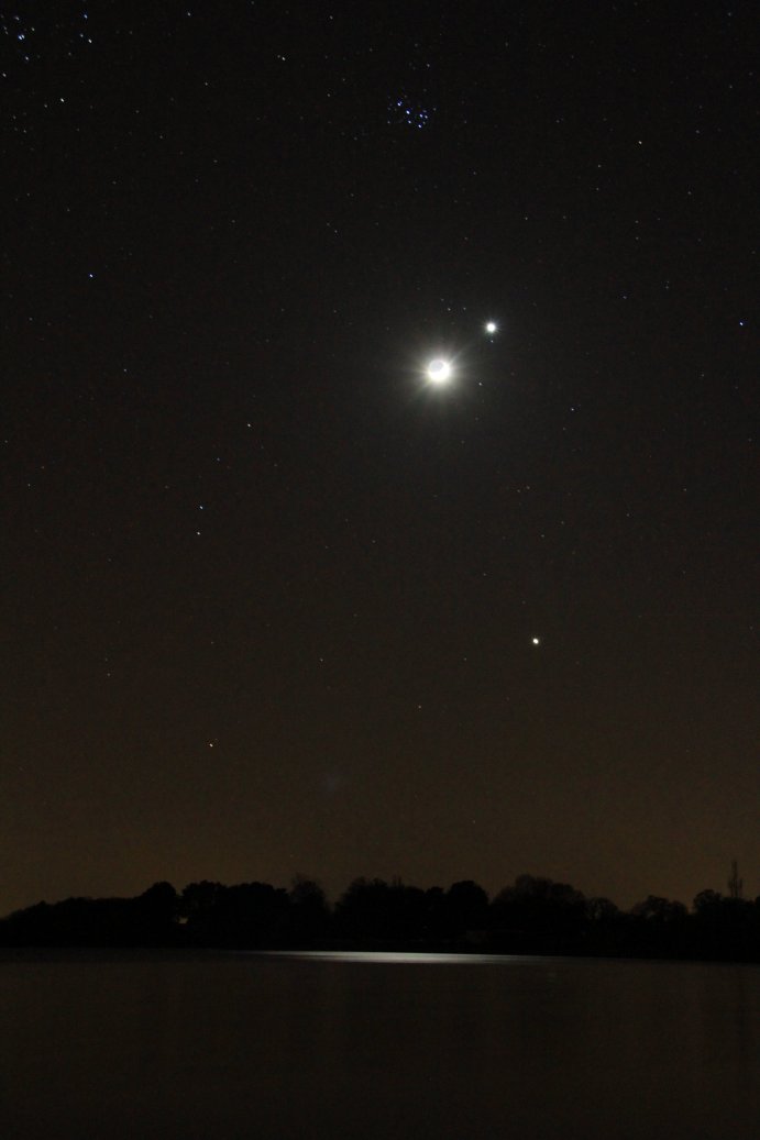 lune-cendree-venus-jupiter-pleiades-sur-lac-26-mars-2012.jpg