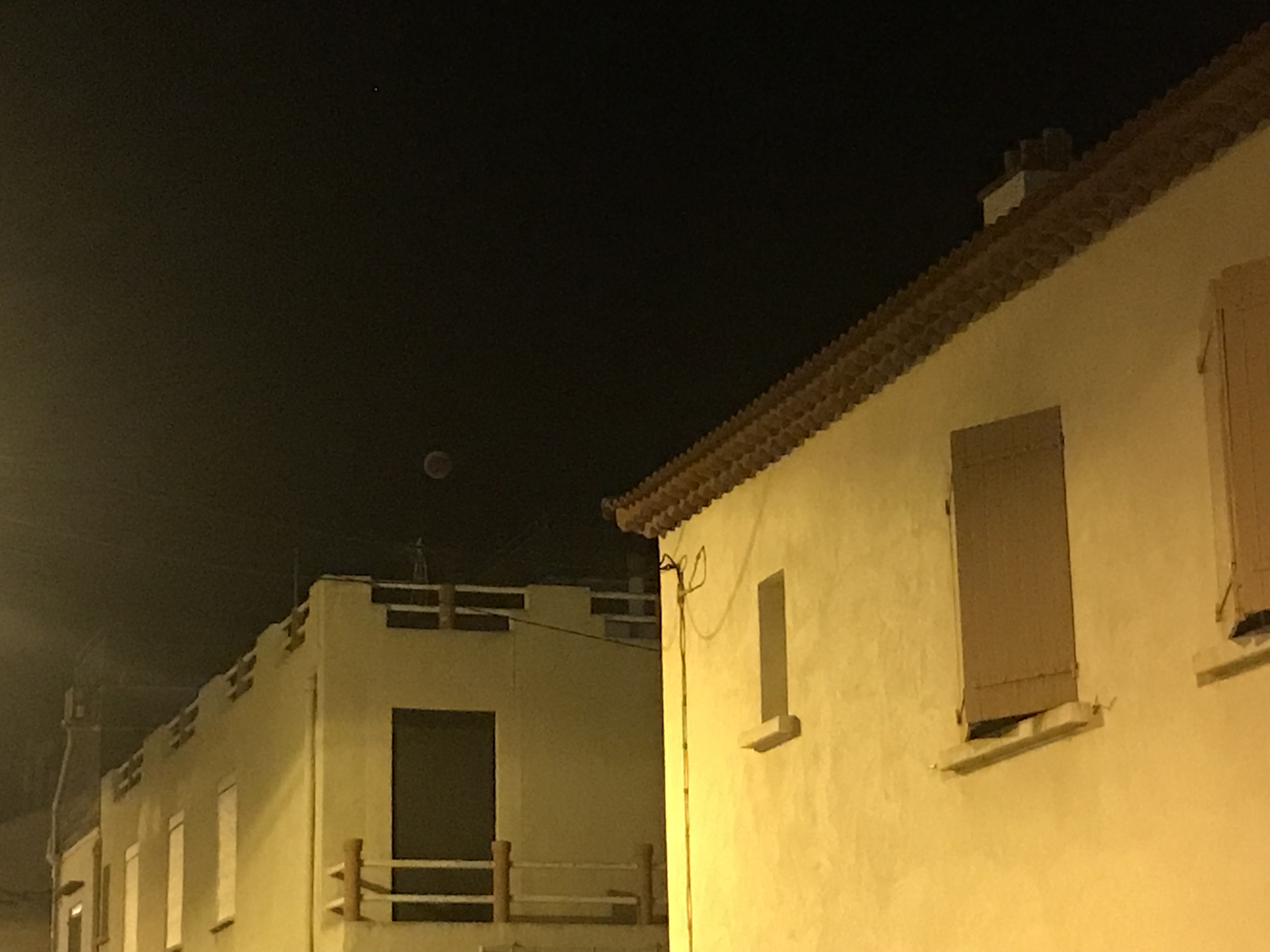Lune rouge depuis les goudes calanques de marseille.JPG