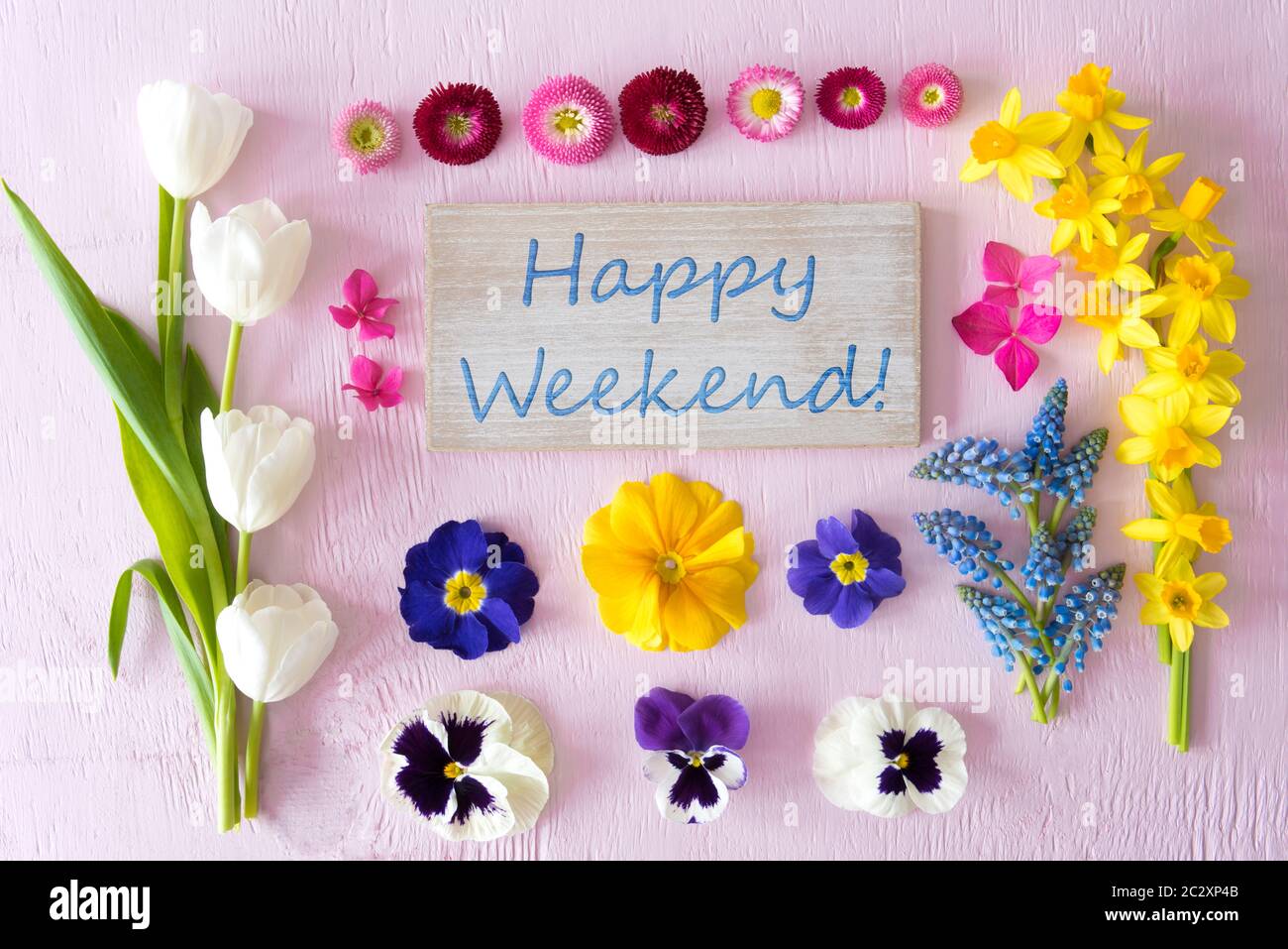signer-avec-le-texte-anglais-happy-weekend-couche-plate-avec-fleurs-de-printemps-blossoms-sur-...jpg