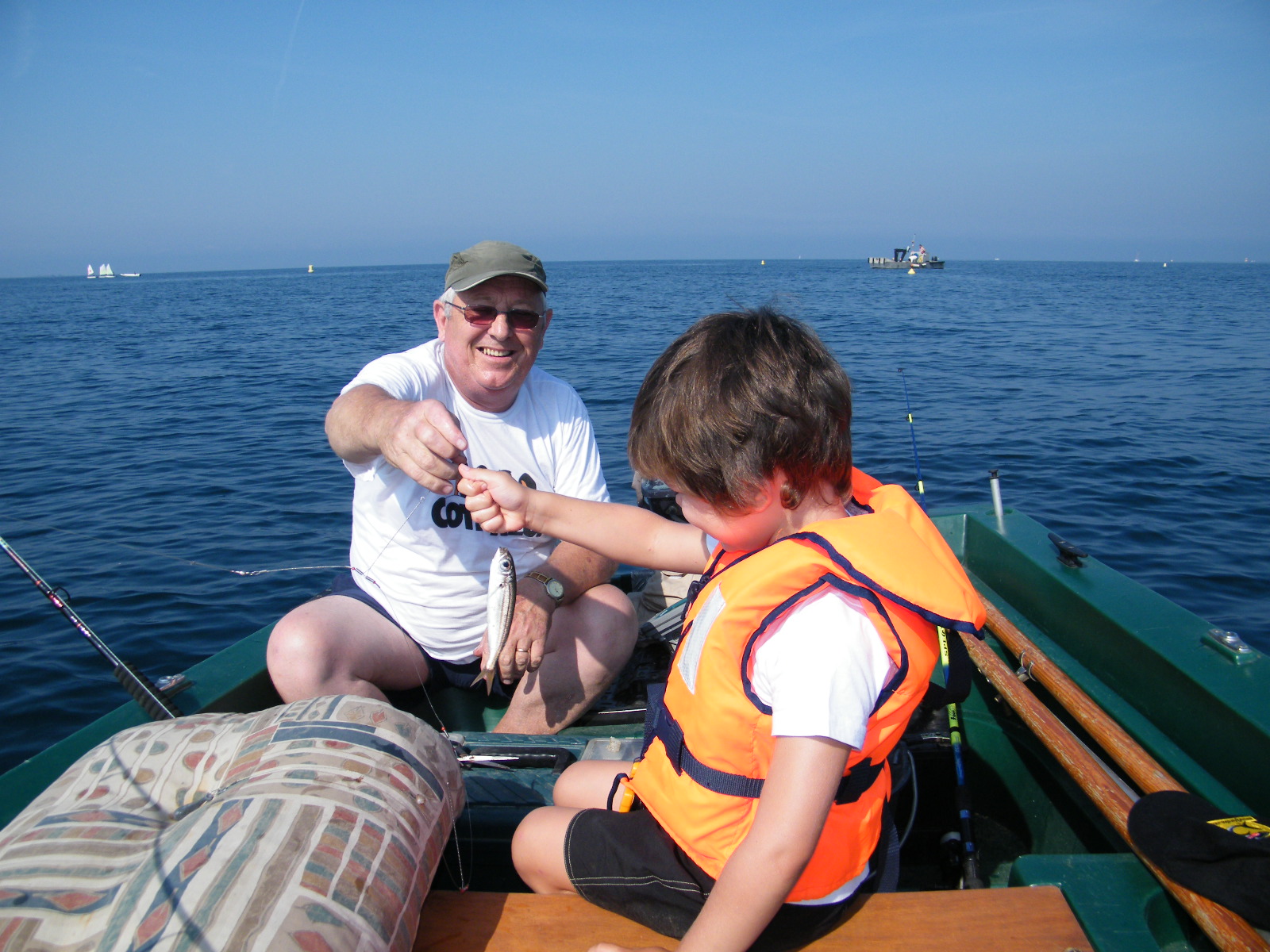 sortie peche Papy, Sacha et Tao le 02072010 (9).JPG
